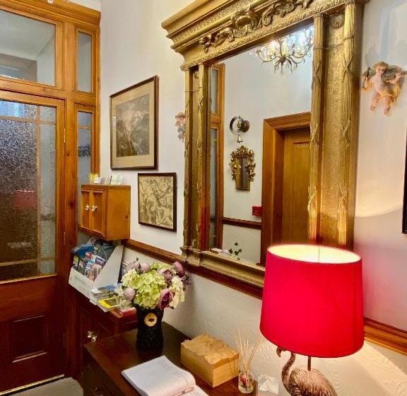 膳宿费 Elm Tree Lodge