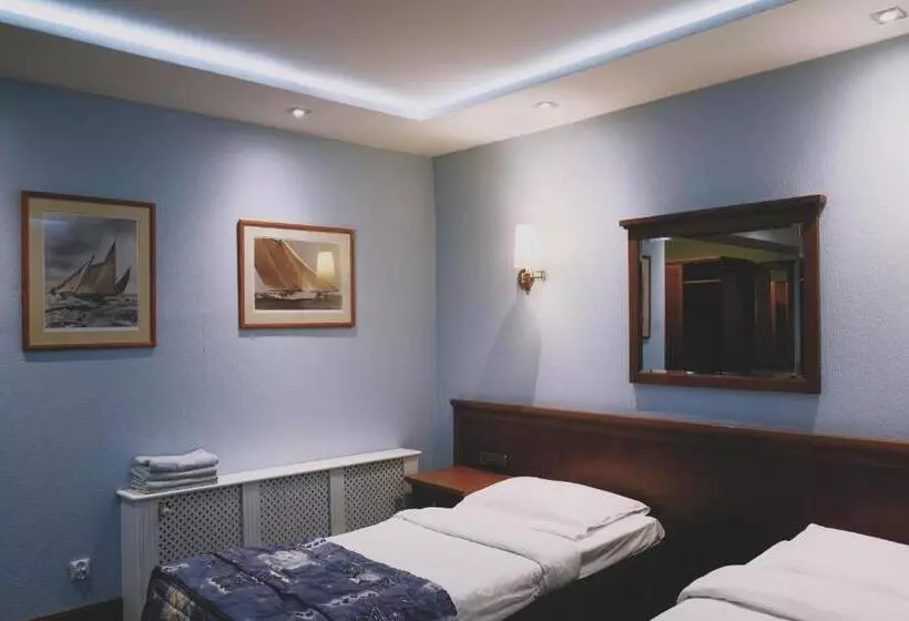 Retkeilymaja Zajazd Restauracja Paradise