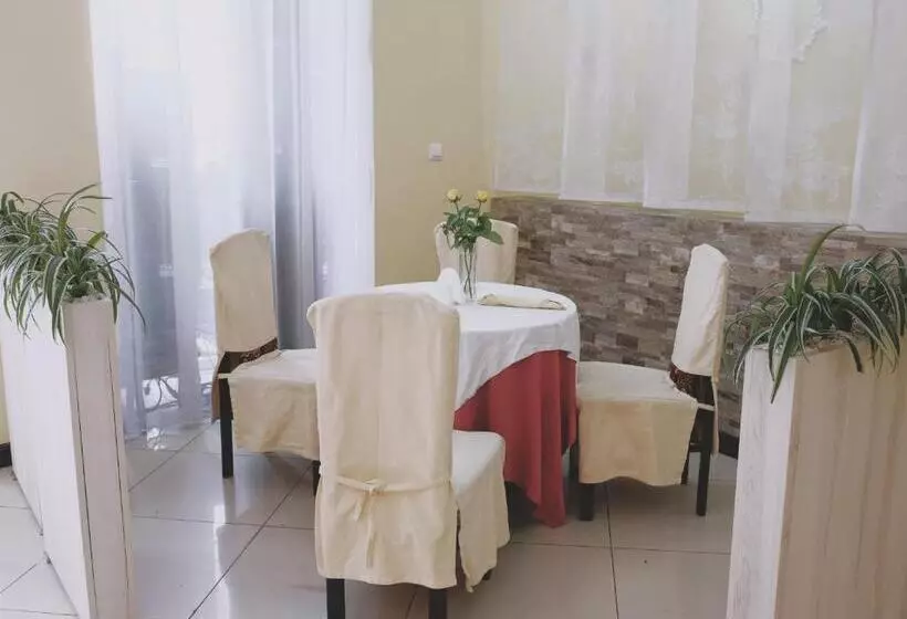 Retkeilymaja Zajazd Restauracja Paradise