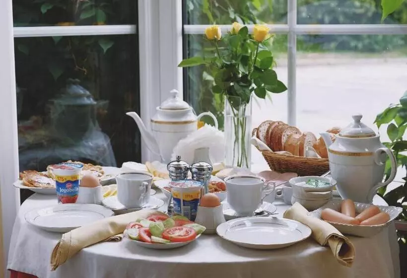 Retkeilymaja Zajazd Restauracja Paradise