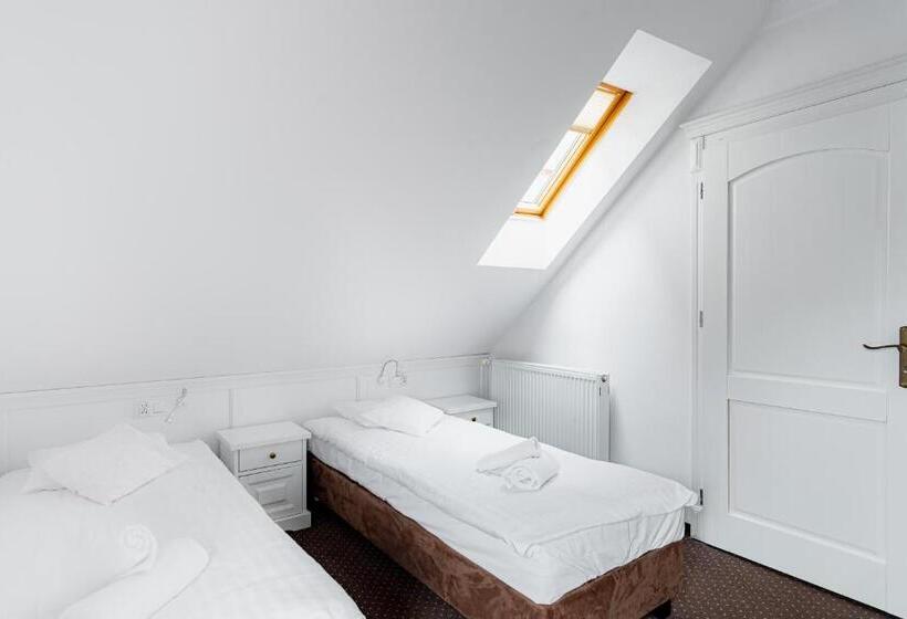 Bed and Breakfast Dom Goscinny Bialy Dworek