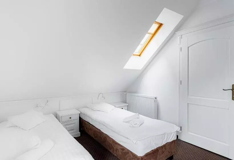 Aamiaismajoitus (B&B) Dom Goscinny Bialy Dworek