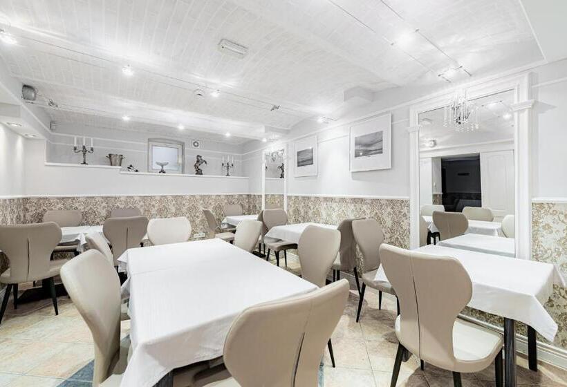 Bed and Breakfast Dom Goscinny Bialy Dworek