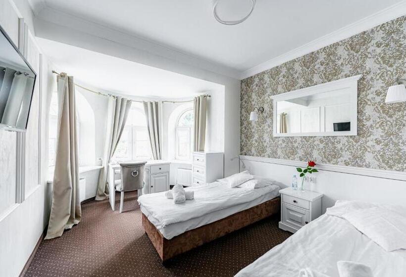 Bed and Breakfast Dom Goscinny Bialy Dworek