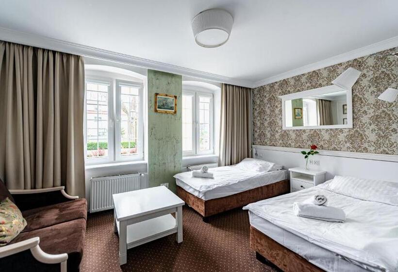 Bed and Breakfast Dom Goscinny Bialy Dworek