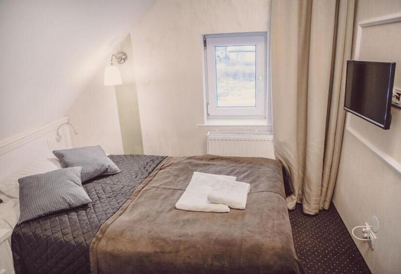 Bed and Breakfast Dom Goscinny Bialy Dworek