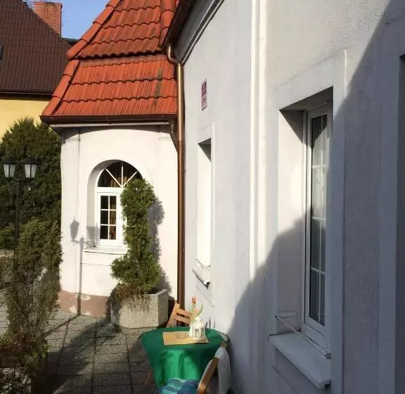 Aamiaismajoitus (B&B) Dom Goscinny Bialy Dworek