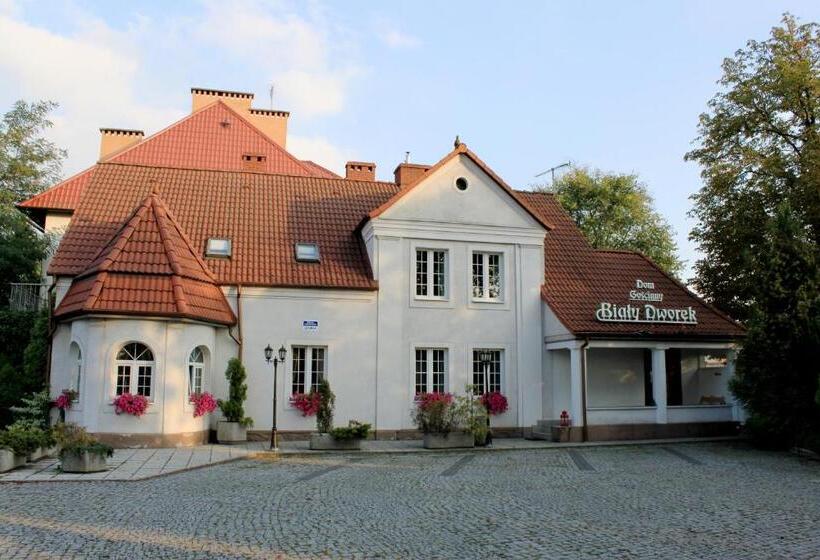 Bed and Breakfast Dom Goscinny Bialy Dworek