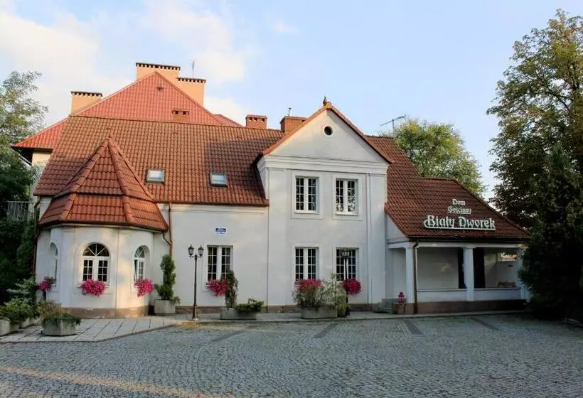 Aamiaismajoitus (B&B) Dom Goscinny Bialy Dworek