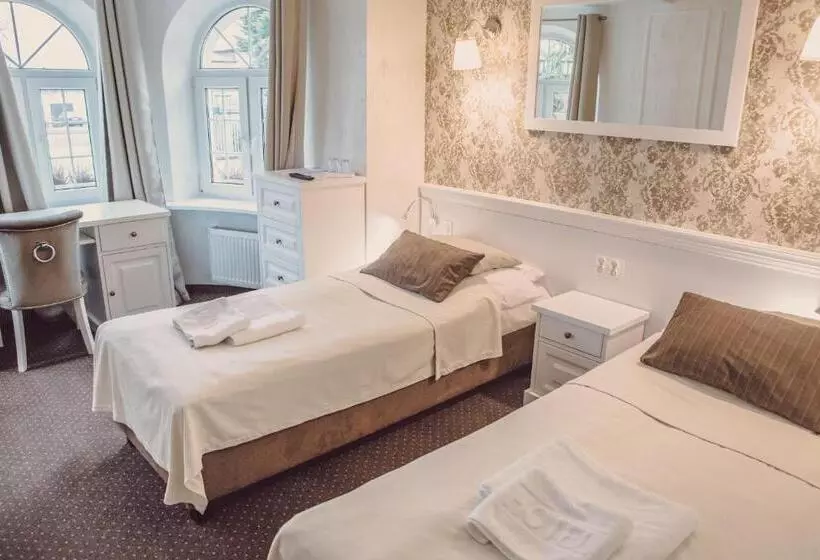 Aamiaismajoitus (B&B) Dom Goscinny Bialy Dworek