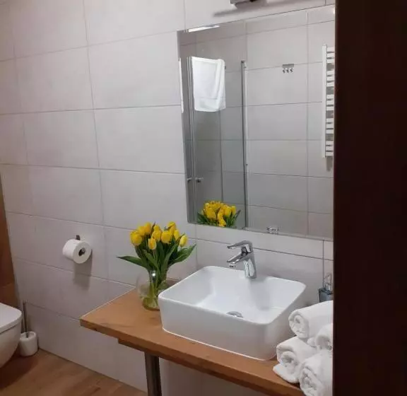 تختخواب و صبحانه Gucio