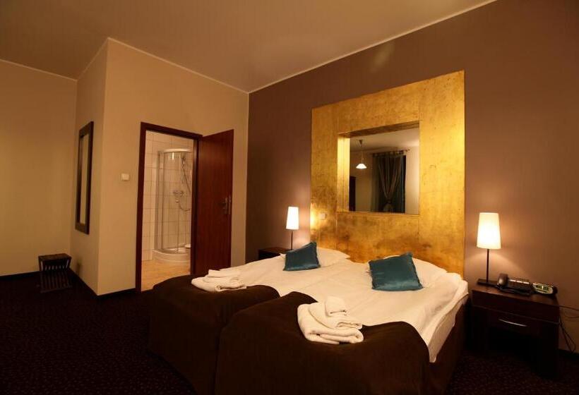 A  Propos Hotel, Restauracja, Club