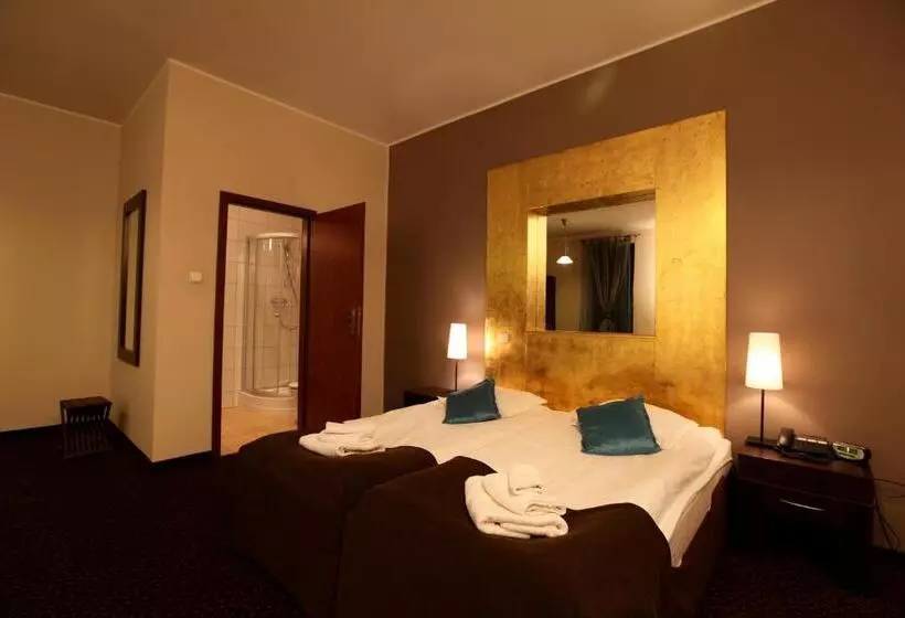 A  Propos Hotel, Restauracja, Club