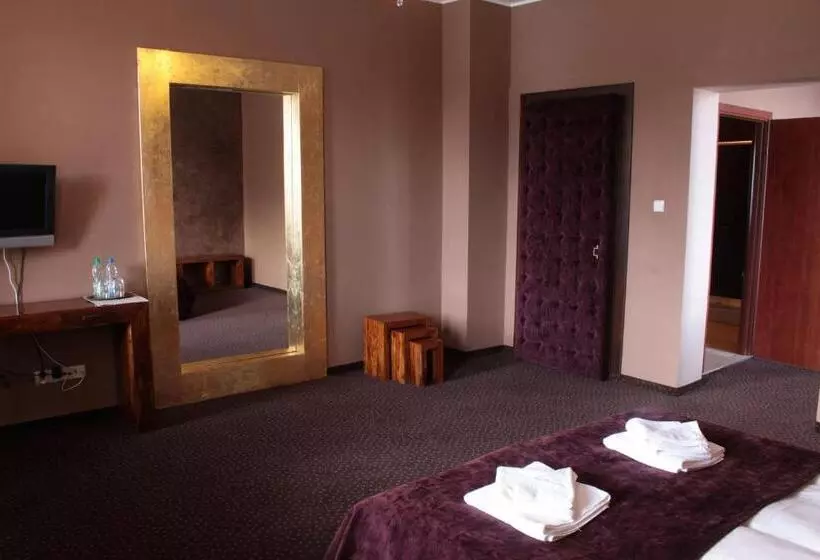 A  Propos Hotel, Restauracja, Club