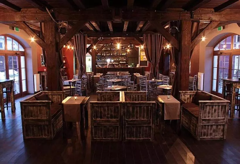 A  Propos Hotel, Restauracja, Club