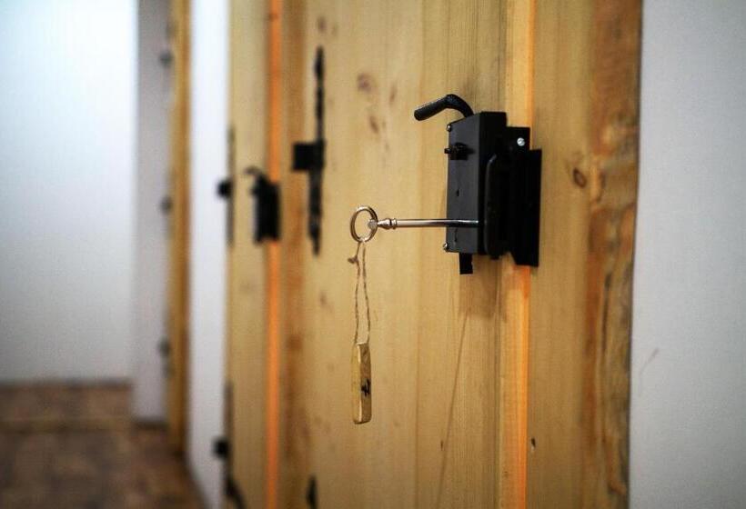 ユースホステル Kremenaros