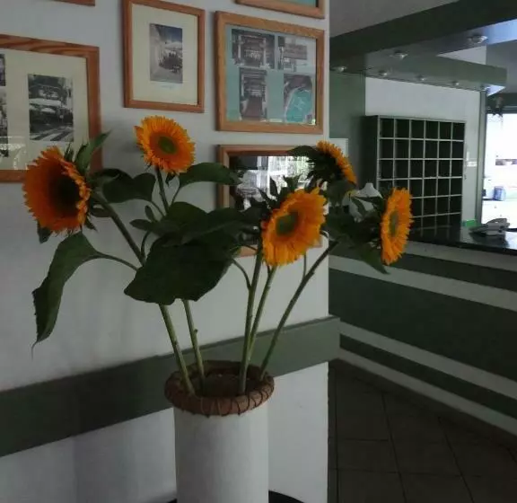 هتل Flora