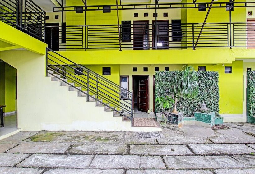 Отель Oyo 92200 Kalegan 1 Guesthouse