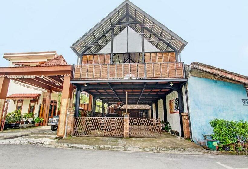 בית מלון כפרי Oyo 92201 Nayo Homestay Syariah