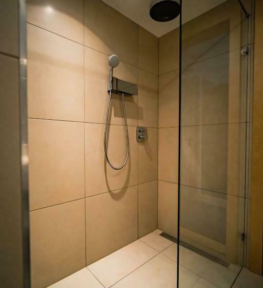 فندق Eleven Business & Sport