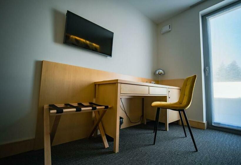 فندق Eleven Business & Sport