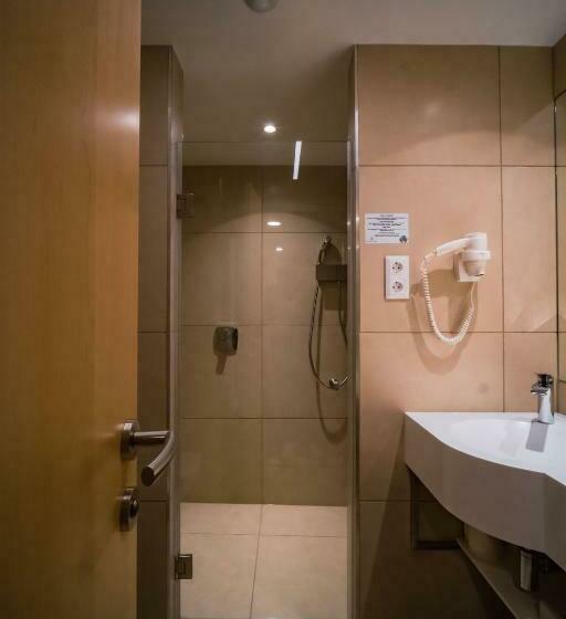 فندق Eleven Business & Sport