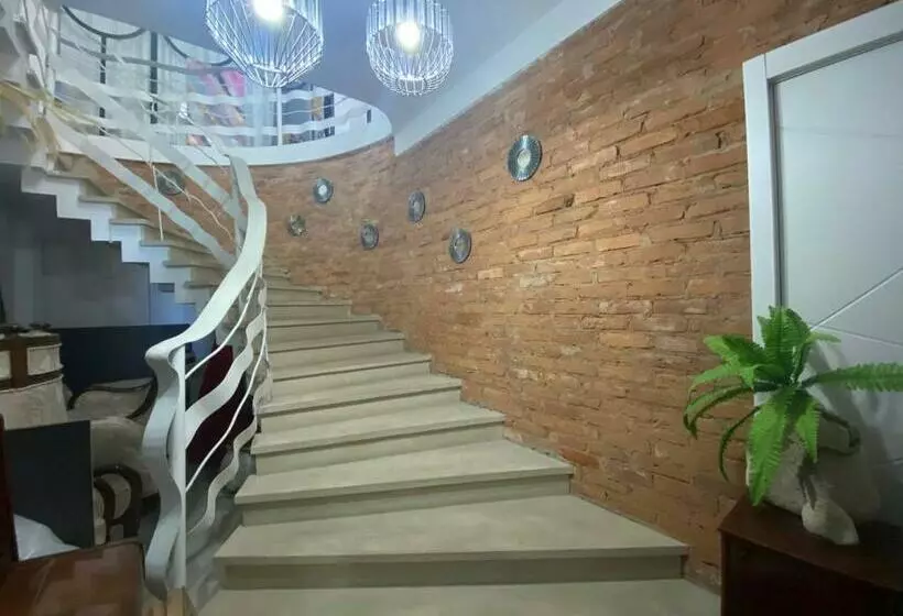 هتل Art Kutaisi