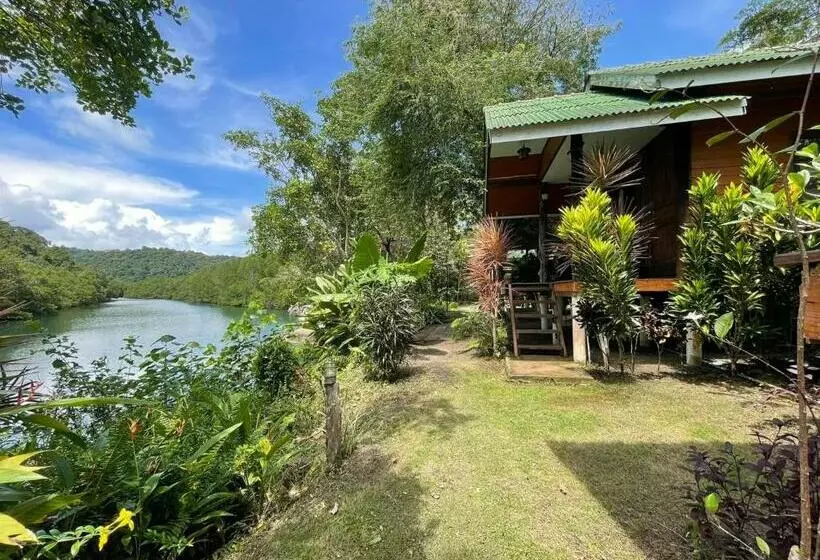 Aamiaismajoitus (B&B) Mangrove Bungalow & Restaurant
