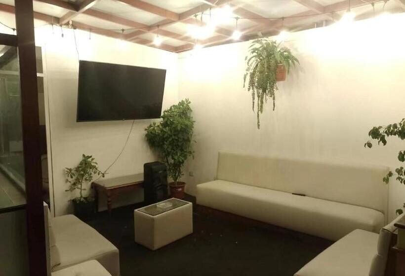 فندق Hostal Vicky