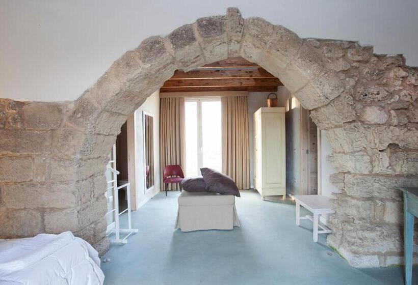 پانسیون Falcon Country Suite