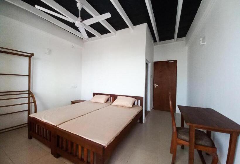 پانسیون Glance Beach Ahangama