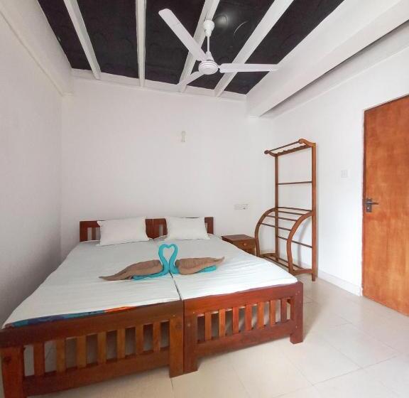 پانسیون Glance Beach Ahangama