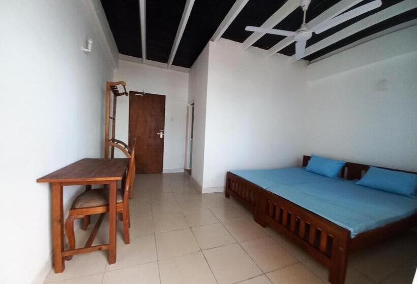 پانسیون Glance Beach Ahangama