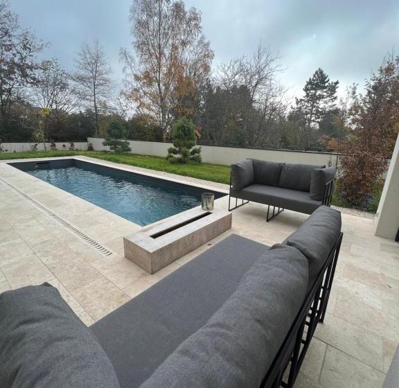 پانسیون Les Trois Cyprès