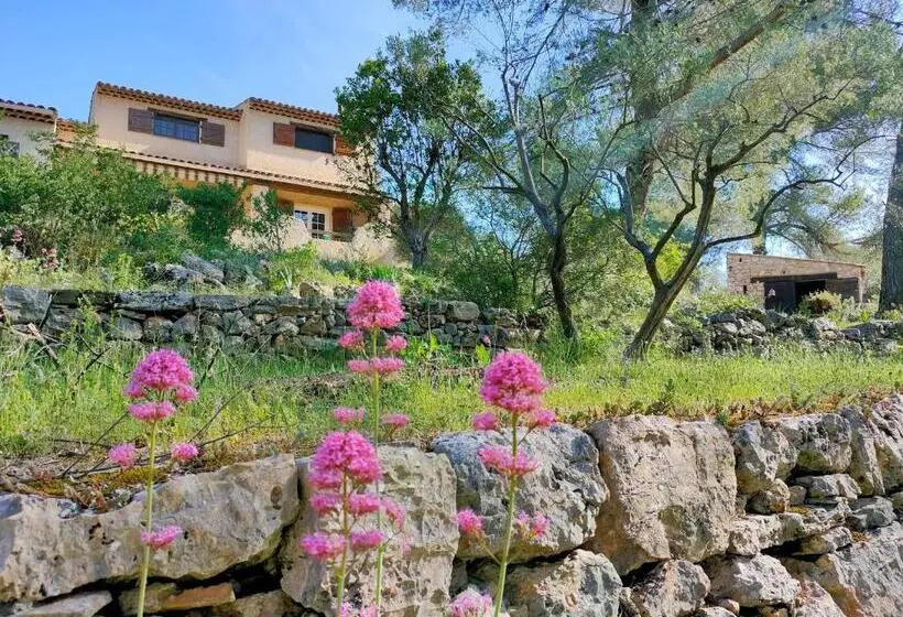 Aamiaismajoitus (B&B) Villa Les Chariotins