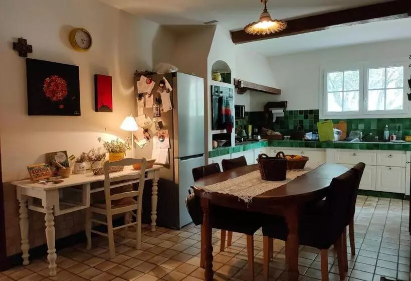 Aamiaismajoitus (B&B) Villa Les Chariotins