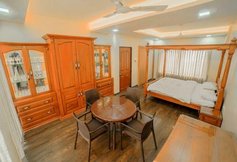 Отель Heritage Residency   Royal Camping Club, Panhala