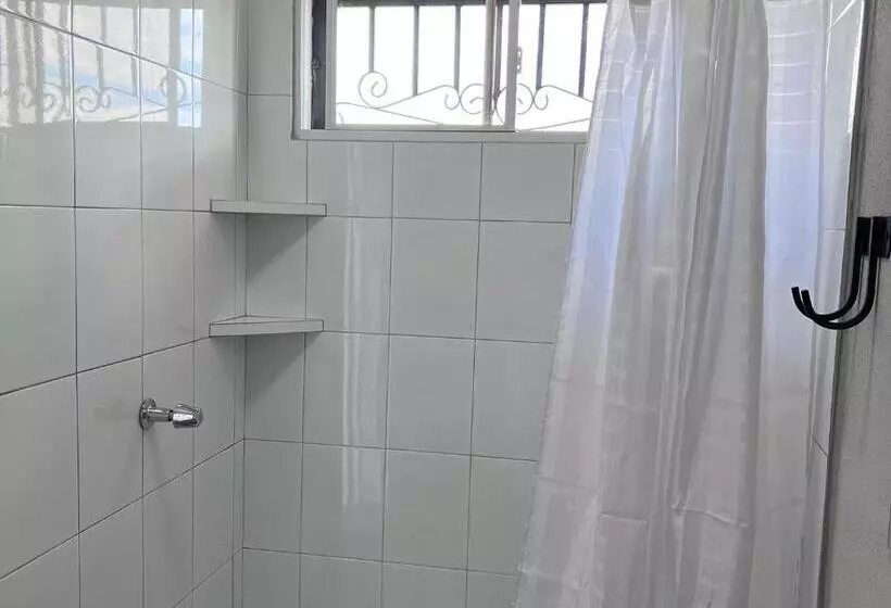 پانسیون Wally’s Place