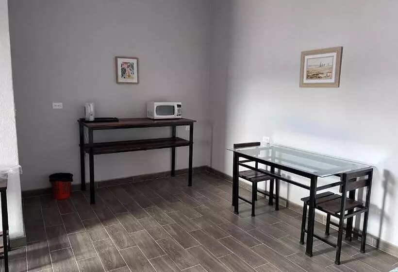 پانسیون Wally’s Place