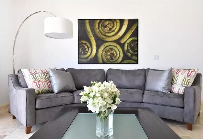 هتل Coral Beach Club Villas & Marina