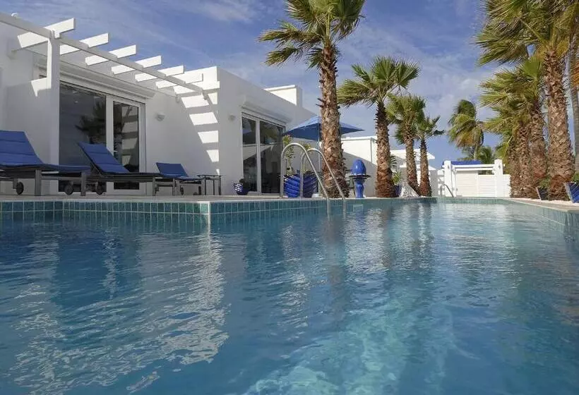 هتل Coral Beach Club Villas & Marina