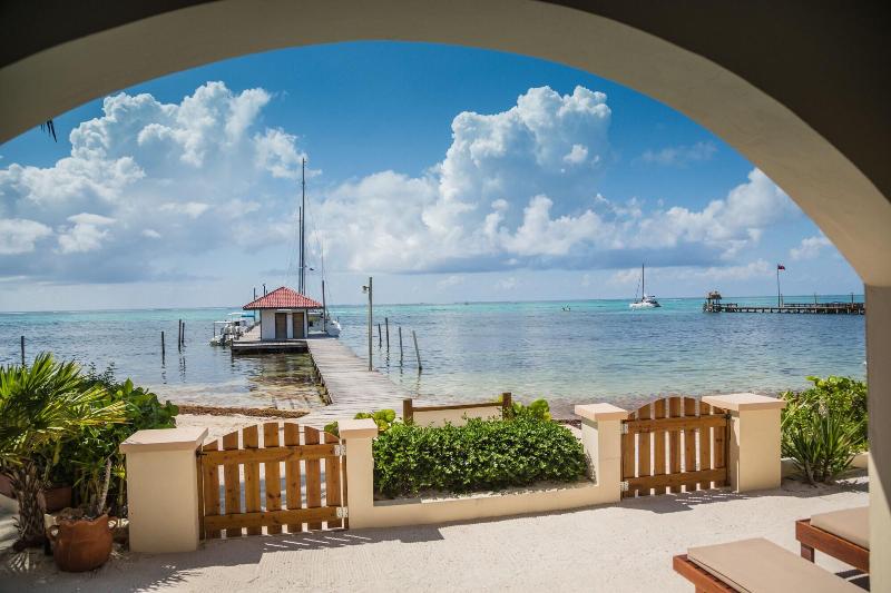 هتل The Palms Oceanfront Suites