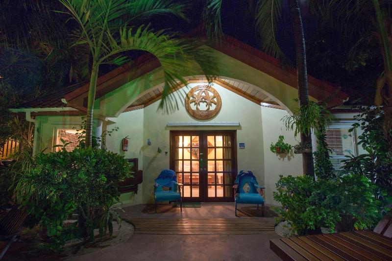 هتل The Palms Oceanfront Suites