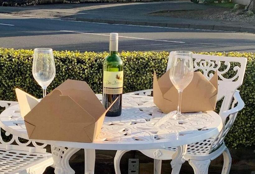 בית מלון כפרי The Village Inn