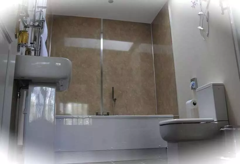 בית מלון כפרי The Walnut Tree Inn