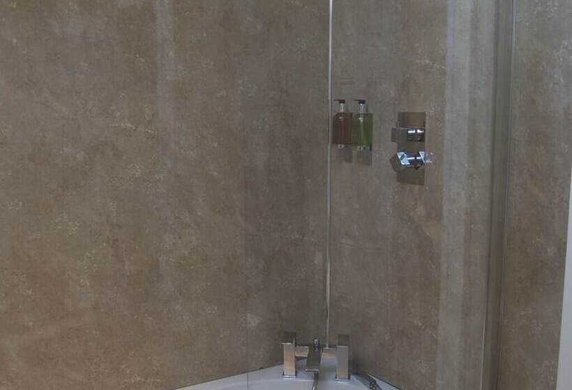 בית מלון כפרי The Walnut Tree Inn