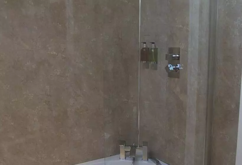 בית מלון כפרי The Walnut Tree Inn