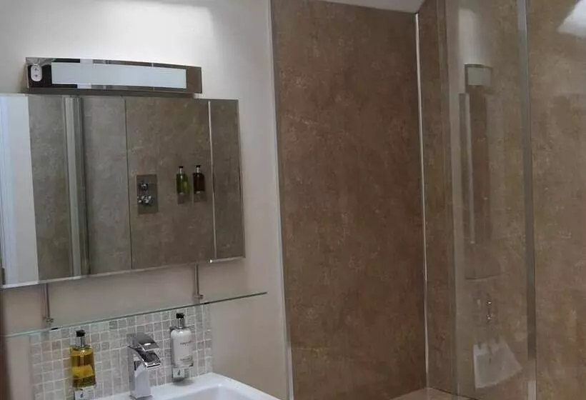 בית מלון כפרי The Walnut Tree Inn