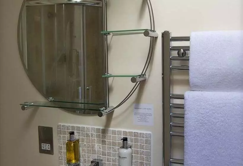 בית מלון כפרי The Walnut Tree Inn