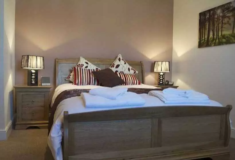 בית מלון כפרי The Walnut Tree Inn